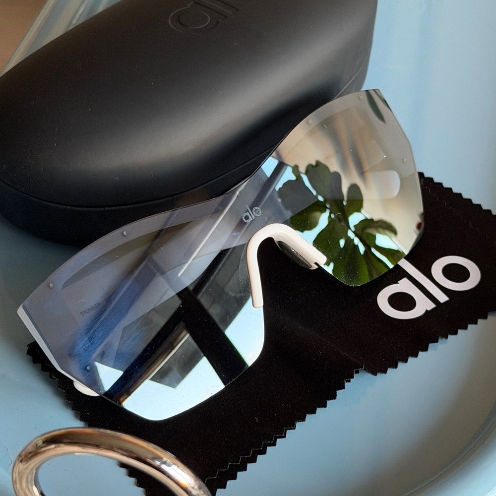 Alo Stunner Shades Sunglasses